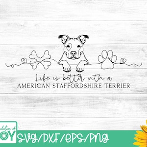 Puede incluir: Dibujo lineal negro de un American Staffordshire Terrier, un hueso y una huella de pata. El texto dice "Life is better with a AMERICAN STAFFORDSHIRE TERRIER". El diseño está sobre un fondo blanco con vetas de madera.