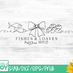 Może przedstawiać: Czarno-biała grafika liniowa przedstawiająca dwie ryby, kokardę i bochenki chleba. Pod ilustracjami znajduje się tekst "FISHES & LOAVES Matthew 14:17-21". Na dole obrazu znajduje się tekst "Foundation of JOY SVG/DXF/EPS/PNG".