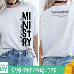 Puede incluir: Camiseta gris claro con la frase vertical negra "Women's Ministry" en la parte delantera. La parte trasera de la camiseta tiene un versículo bíblico impreso en negro. La camiseta se combina con unos vaqueros azules.