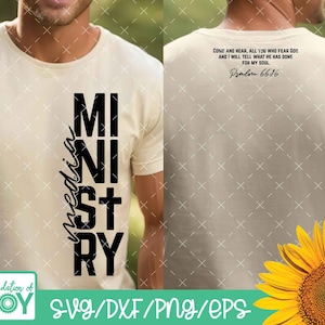 Op de afbeelding: Crèmekleurig T-shirt met het woord "Ministry" in zwarte blokletters en "media" in cursief. De achterkant van het shirt heeft een bijbelvers en de tekst "Psalm 66:16". De onderkant van de afbeelding heeft de tekst "SVG/DXF/PNG/EPS".
