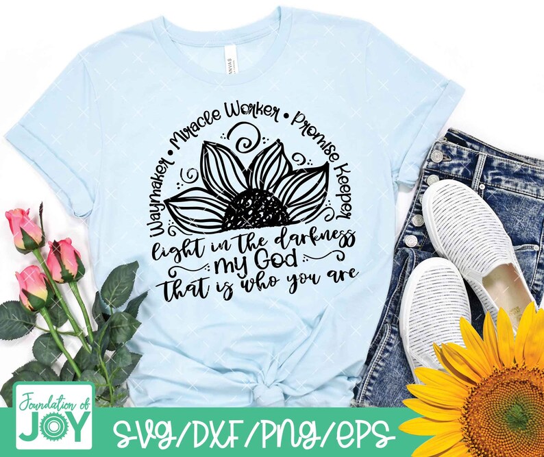 Pode incluir: Uma camiseta azul claro com um gr&aacute;fico de girassol preto e o texto "Waymaker Miracle Worker Promise Keeper light in the darkness my God that is who you are".
