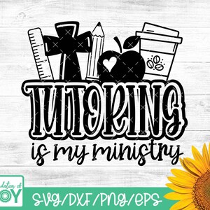 Op de afbeelding: Zwart-witte afbeelding met de tekst "Tutoring is my ministry". Het ontwerp bevat een liniaal, kruis, potlood, appel met hart en een koffiekopje. Op een witte houten achtergrond.