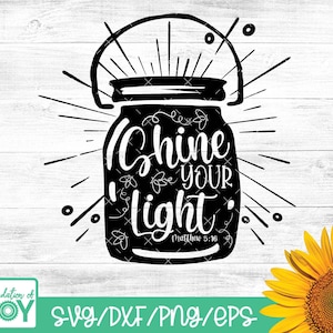 Op de afbeelding: Zwarte en witte silhouet van een glazen pot met een handvat en lichtstralen die er vanaf komen. De pot heeft de tekst "Shine your light" en "Matthew 5:16" erin.
