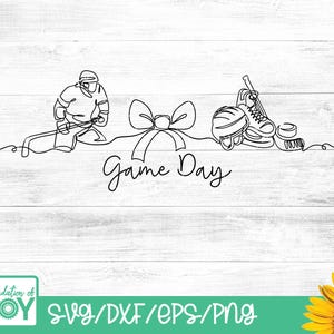 Könnte beinhalten: Schwarz-weiße Strichzeichnung auf weißem Holzgrund. Das Design umfasst einen Hockeyspieler, eine Schleife und Hockeyausrüstung. Die Worte "Game Day" sind in Schreibschrift geschrieben. Der untere Teil des Bildes enthält den Text "SVG/DXF/EPS/PNG".