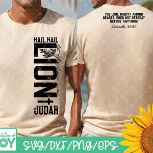 Pode incluir: Uma camiseta bege com um design gráfico preto na frente que diz "Hail, Hail Lion+ of Judah" e um leão com uma cruz. A parte de trás da camiseta tem o texto "The Lion, Mighty Among Beasts, Does Not Retreat Before Anything Proverbs 30:30".