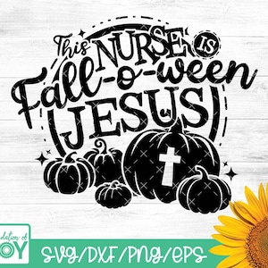 Può includere: Grafica in bianco e nero con il testo "This Nurse is Fall-o-ween Jesus" con una croce all'interno di una zucca e altre zucche intorno.
