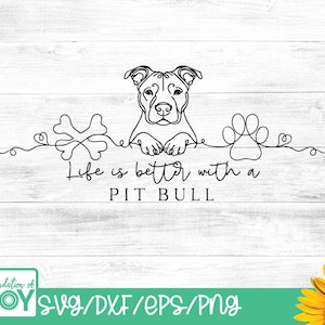 Puede incluir: Un dibujo lineal en blanco y negro de un perro Pit Bull con el texto "Life is better with a PIT BULL". El diseño incluye un hueso y una huella de pata. La imagen está sobre un fondo de madera blanca.