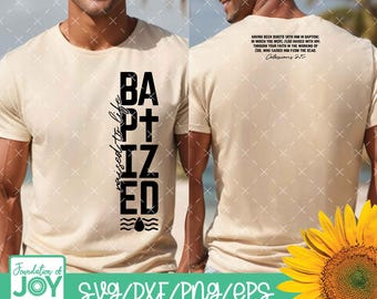 Puede incluir: Una camiseta beige con texto negro que dice "Baptized + Raised to Life" y un símbolo de gota de agua. La parte posterior de la camiseta tiene texto negro que dice "Habiendo sido sepultados con él en el bautismo, en el cual también fuisteis resucitados con él por la fe en la operación de Dios, que le resucitó de entre los muertos. Colosenses 2:12".