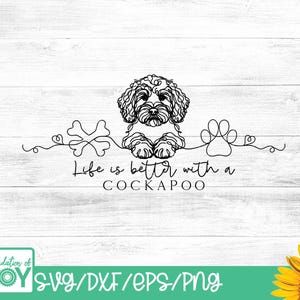 Pode incluir: Desenho a traço preto com um cão Cockapoo, um osso e uma pegada, com o texto "Life is better with a Cockapoo". O design está sobre um fundo branco com efeito de madeira. A parte inferior da imagem tem o texto "SVG/DXF/EPS/PNG".