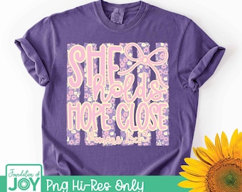 Ella mantiene la esperanza cerca png, sublimación, arte de camiseta cristiana, Romanos 15:13 png, arte lineal floral, sublimación cristiana, floral rosa y morado