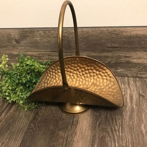 vintage brass basket/ metal basket/ farmhouse basket/ retro decor/ primitive/ brass decor/ Easter/ wedding/ flower girl basket