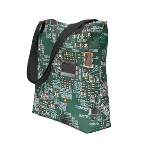 Op de afbeelding: Een groene tote bag met een bedrukt ontwerp van een printplaat. De tas heeft zwarte banden.