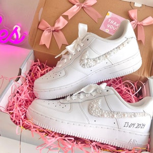 Hochzeits-Braut-Sneaker personalisiert – Air Force 1 Hochzeits-Sneaker – Schuhe für die BRAUT & Brautjungfern – Perlenmix