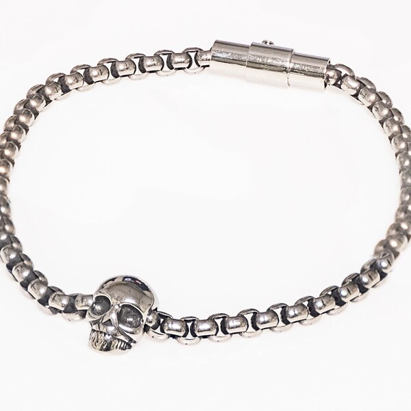 Men's Stainless Steel Polished Skull Bracelet. Highly detailed skull in this gorgeous bracelet with bayonet closure.