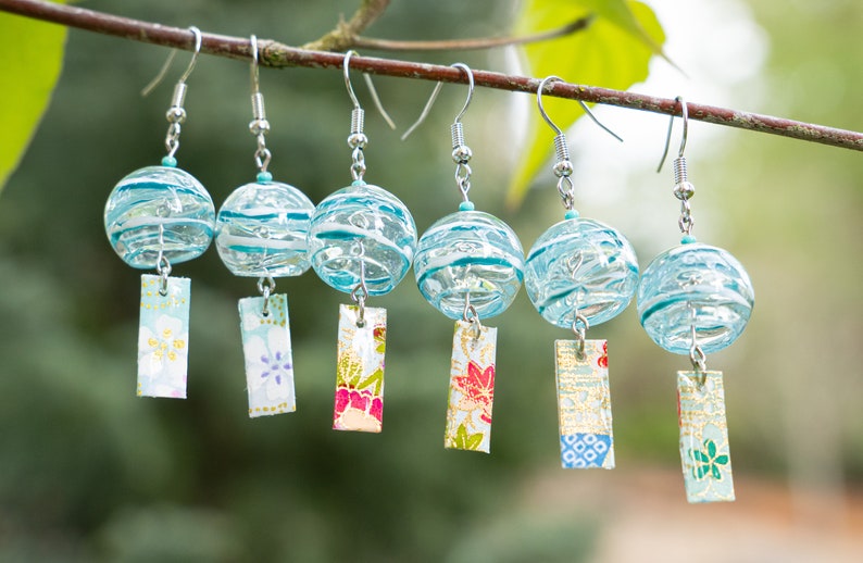 Japanse windgong bungelen oorbellen Furine oorbellen Zomer oorbellen Blauwgroen oorbellen Met Chiyogami-papierstrook afbeelding 2