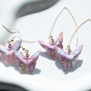 Rosa und Lila Origami Schmetterling Ohrringe | Japanisches Blatt Design Chiyogami Papier | Leichte und luftige Japanische Ohrringe | Frühlingsschmuck