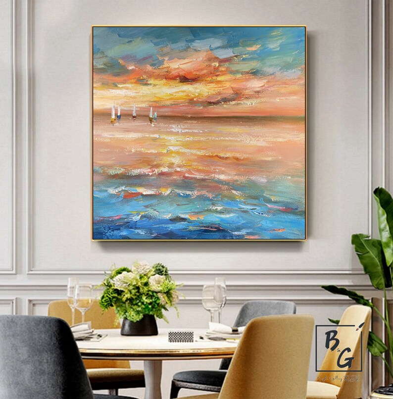 Puede incluir: Pintura abstracta de un paisaje mar&iacute;timo con un cielo de puesta de sol y veleros en la distancia. La pintura presenta tonos de azul, naranja, amarillo y rosa.