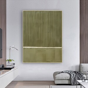 Op de afbeelding: Abstract schilderij met verticale lijnen in tinten van groen, gescheiden door een dunne witte lijn. De onderste helft van het schilderij is effen groen.