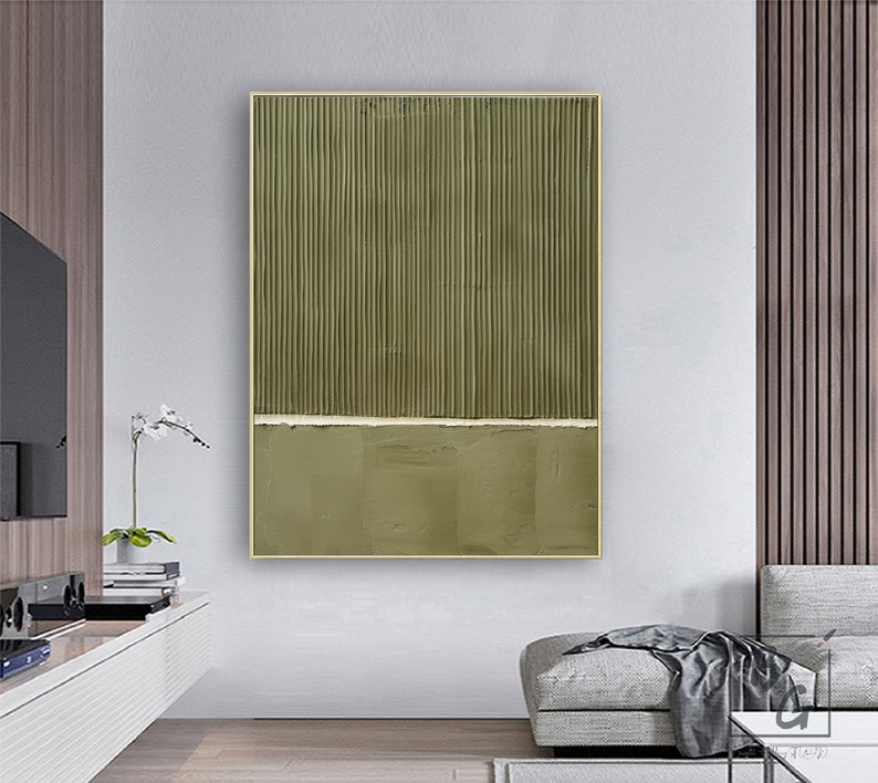 Op de afbeelding: Abstract schilderij met verticale lijnen in tinten van groen, gescheiden door een dunne witte lijn. De onderste helft van het schilderij is effen groen.