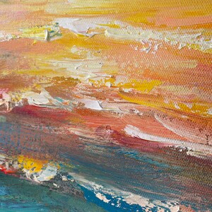 Puede incluir: Pintura abstracta con pinceladas gruesas en tonos de amarillo, naranja, rojo, azul y blanco. La pintura se aplica en capas y con textura, creando una sensaci&oacute;n de profundidad y movimiento.