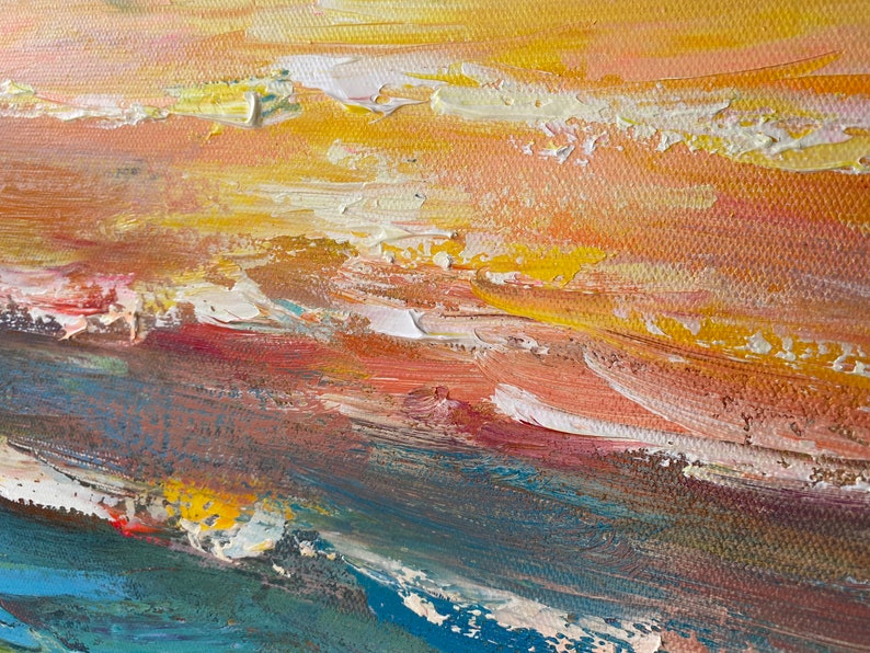 Puede incluir: Pintura abstracta con pinceladas gruesas en tonos de amarillo, naranja, rojo, azul y blanco. La pintura se aplica en capas y con textura, creando una sensaci&oacute;n de profundidad y movimiento.