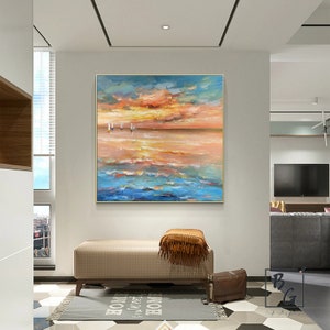 Puede incluir: Pintura abstracta de un paisaje mar&iacute;timo con una puesta de sol sobre el oc&eacute;ano. La pintura presenta una paleta de colores azul y naranja con veleros blancos en la distancia.