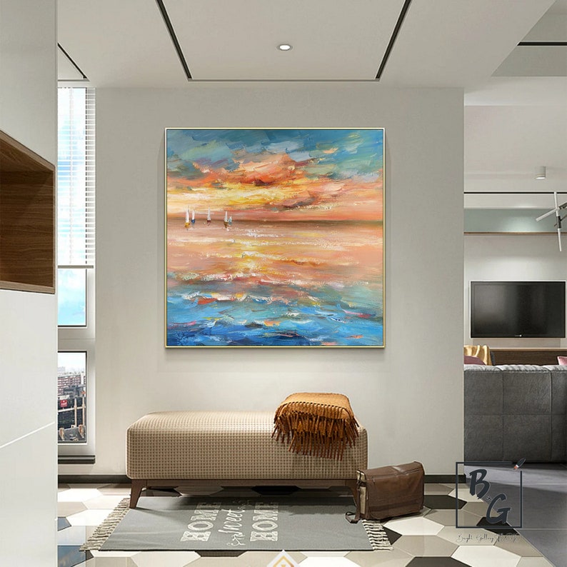 Puede incluir: Pintura abstracta de un paisaje mar&iacute;timo con una puesta de sol sobre el oc&eacute;ano. La pintura presenta una paleta de colores azul y naranja con veleros blancos en la distancia.