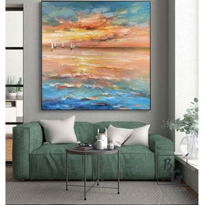 Puede incluir: Una pintura que representa un paisaje mar&iacute;timo con un cielo de puesta de sol y tres veleros en la distancia. El agua es de un azul vibrante y el cielo es una mezcla de naranja, amarillo y rosa.