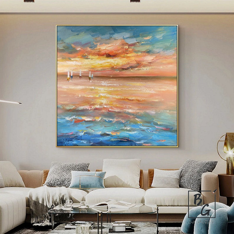 Puede incluir: Pintura abstracta de un paisaje mar&iacute;timo con un cielo de puesta de sol en tonos de naranja, amarillo y azul. La pintura presenta un horizonte con algunos peque&ntilde;os veleros blancos en la distancia.