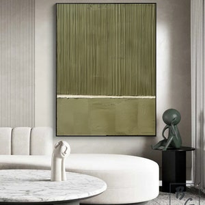 Op de afbeelding: Abstract schilderij met verticale groene strepen en een horizontale witte streep. Het schilderij is in zwart ingelijst en hangt aan een witte muur.