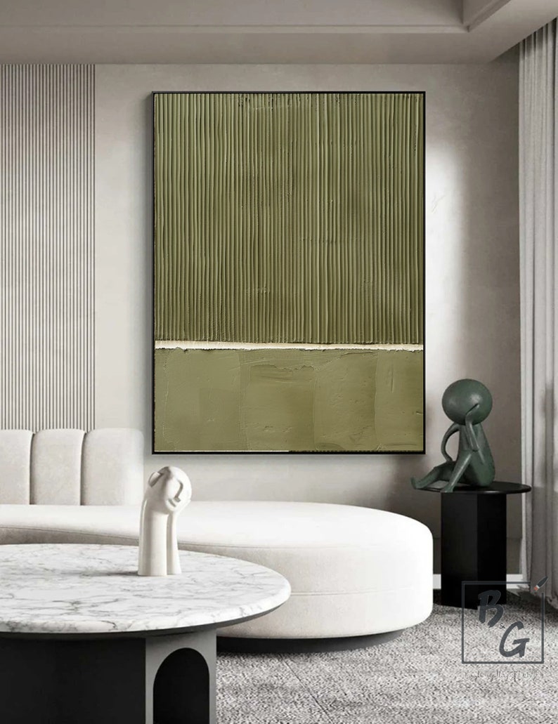 Op de afbeelding: Abstract schilderij met verticale groene strepen en een horizontale witte streep. Het schilderij is in zwart ingelijst en hangt aan een witte muur.