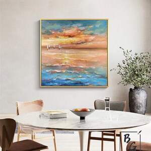 Puede incluir: Una pintura de un paisaje mar&iacute;timo con una puesta de sol en el fondo. La pintura est&aacute; realizada en una paleta de azules, naranjas y amarillos. Hay tres veleros en la distancia.
