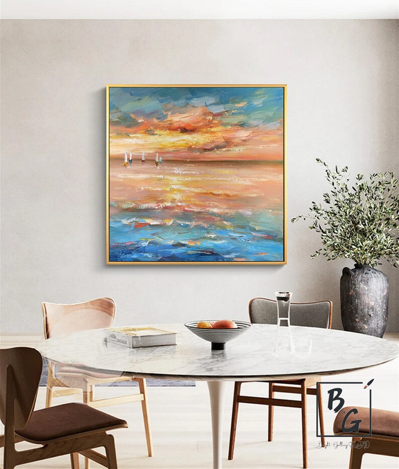 Puede incluir: Una pintura de un paisaje mar&iacute;timo con una puesta de sol en el fondo. La pintura est&aacute; realizada en una paleta de azules, naranjas y amarillos. Hay tres veleros en la distancia.