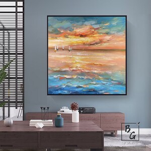 Puede incluir: Una pintura de un paisaje mar&iacute;timo con un cielo de puesta de sol y veleros en la distancia. El agua es de un azul vibrante con olas blancas y el cielo es una mezcla de naranja, amarillo y rosa.