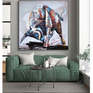 Puede incluir: Una pintura abstracta colorida de un toro cargando. El toro est&aacute; pintado en tonos de azul, rojo, naranja y blanco. El fondo es gris claro con toques de rosa y azul.