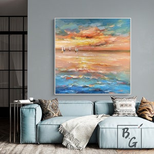Puede incluir: Una gran pintura abstracta de un paisaje mar&iacute;timo con un cielo de puesta de sol en tonos naranja, amarillo y azul. La pintura presenta algunos peque&ntilde;os veleros blancos en la distancia.