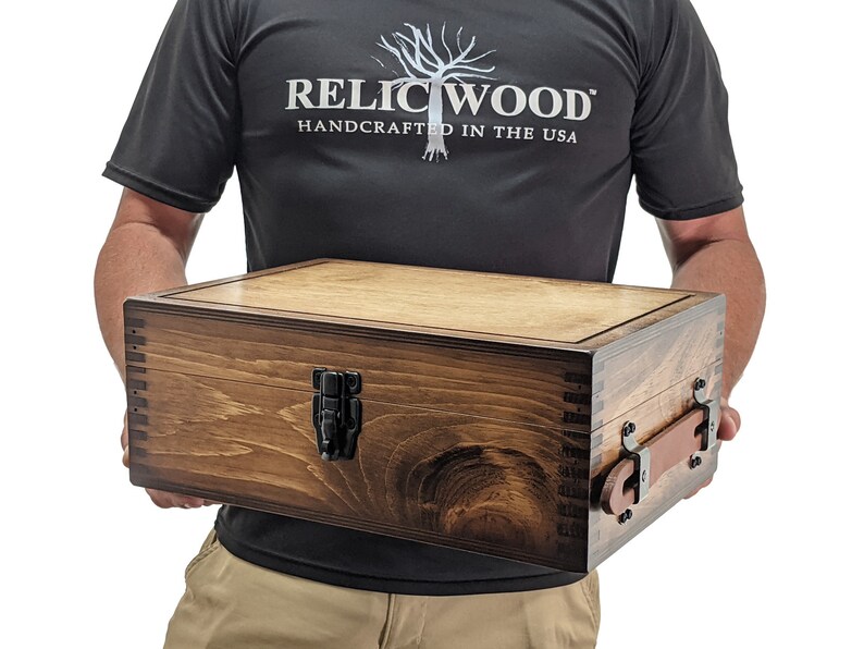 Puede incluir: Una caja de madera marr&oacute;n oscuro con tapa con bisagras, cierre de metal y asa de cuero. La caja est&aacute; hecha por RelicWood y est&aacute; hecha a mano en los Estados Unidos.