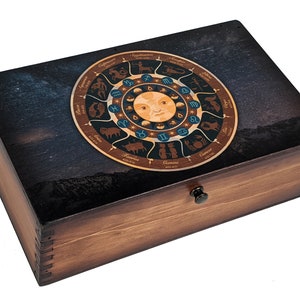 Caja de madera mediana con carta astral