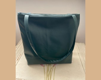 Tote bag in green faux leather