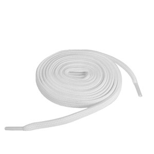 Puede incluir: Un par de cordones blancos, enrollados y listos para usar.