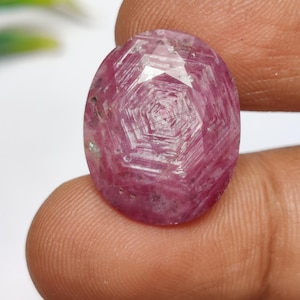 上質な幾何学模様のファセットカットルビー宝石、ユニークなレッドルビー宝石、ジュエリー製作用のファセットカットルビー、20.2×16.3×6.7 mm、22カラット
