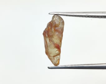 Natural Yellow Sapphire Rough Stone, Shrilankan Sapphire Raw, untreated Yellow Sapphire Raw, Raw crystals, 13.2x5.4x4.9 mm, 3.10 Carats