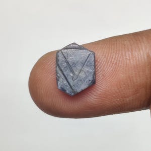 Unieke ruwe steen blauwe saffier, ruwe blauwe saffier uit Madagaskar, ruwe saffier voor cadeau en verzameling, 11,2 x 8,2 x 3 mm, 3,75 karaat