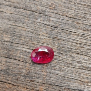Natuurlijke oude Birmaanse robijn edelsteen, onbehandelde rode Birma robijn edelsteen, Myanmar robijn edelstenen, oude mijn robijn edelsteen, 5,7 x 4,2 x 2,35 mm, 0,60 karaat
