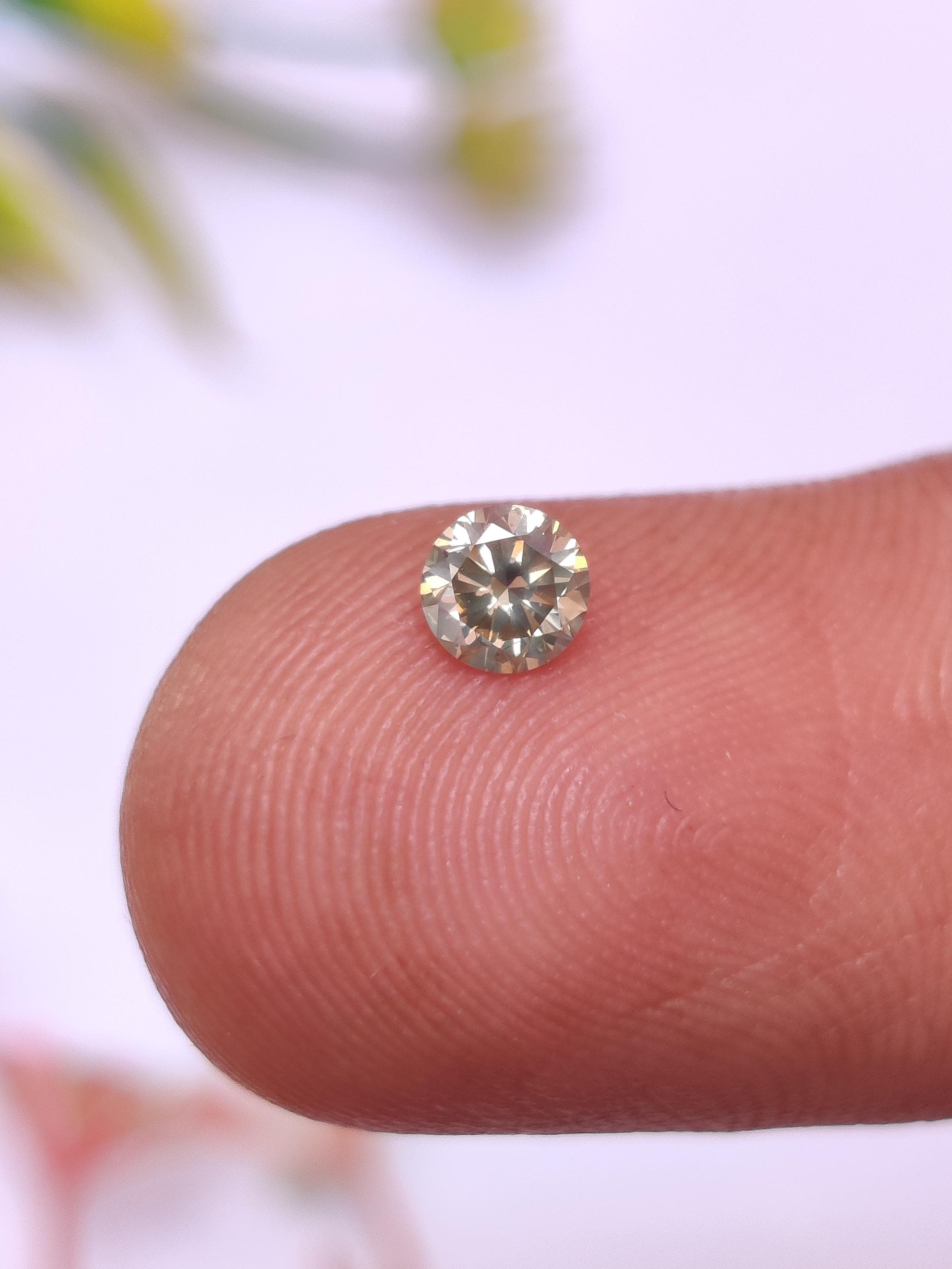 Diamant Brut 0,50 Carats Certifié GIA - Couleur F, Clarté VS1, Taille Princesse, Non Traité