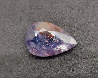 Gemas de piedra solar de iolita natural de calidad AAA, iolita inyectada en sangre facetada. Hermosa pieza para joyería, 15 x 10 x 4,8 mm, 3,95 quilates.