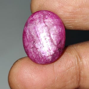Può includere: Una gemma di rubino di forma ovale, di un rosa intenso. La gemma presenta riflessi interni e inclusioni visibili. La superficie lucida esalta la sua bellezza naturale. Ideale per la creazione di gioielli.