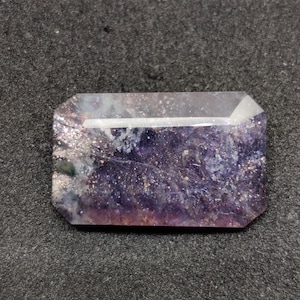 Piedra preciosa de iolita natural, gema de iolita roja sin tratar. Hermosa pieza para la fabricación de joyas, 24,5 x 15,5 x 6,5 mm, 17,45 quilates.