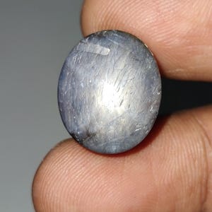 Natürlicher 12-Strahlen-Sternsaphir-Cabochon, grauer Sternsaphir-Edelstein, blauer Sternsaphir-loser Stein, 17.3 × 14.5 × 10.5 mm, 32 Karat