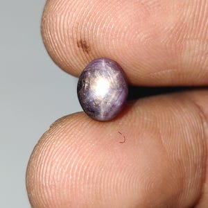 Naturalny rubin gwiaździsty w kształcie kaboszonu, nieobrobiony luźny rubin gwiaździsty w kształcie kaboszonu, mały kaboszon gwiaździsty w kształcie kaboszonu, 8 x 6,6 x 4,6 mm, 2,88 karatów